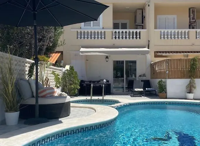 Vivienda A Pie De Playa Con Piscina Privada